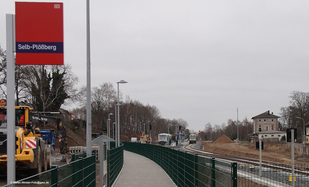 Es sieht noch sehr nach Baustelle aus am 03.12.2015 als ich das Treffen des Probezuges VT der VGB mit der planmässigen Agilis-Leistung von Selb Stadt her im neuen Bahnhof Selb-Plössberg festgehalten habe. Die neu aufgebaute Strecke nach Asch (Cz) wurde dann eine Woche später eröffnet. Rechts das alte EG des Bahnhofs....