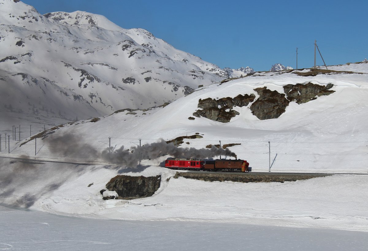 Es ist so weit: Nach langer Zeit habe ich nun beschlossen wieder ein neues Bild hochzuladen :-) !
Die schöne Berninabahn. Noch schöner, wenn auch Dampfschneeschleuderfahrten stattfinden! Die RhB Xrotd Nr. 9213 und die Gem 4/4 Nr. 802  Murmeltier  waren am 24. Februar 2019 bei klaren Himmel unterwegs zwischen Ospizio Bernina und Bernina Lagalb. Unten sieht man den komplett zugefrorenen Lago Bianco.