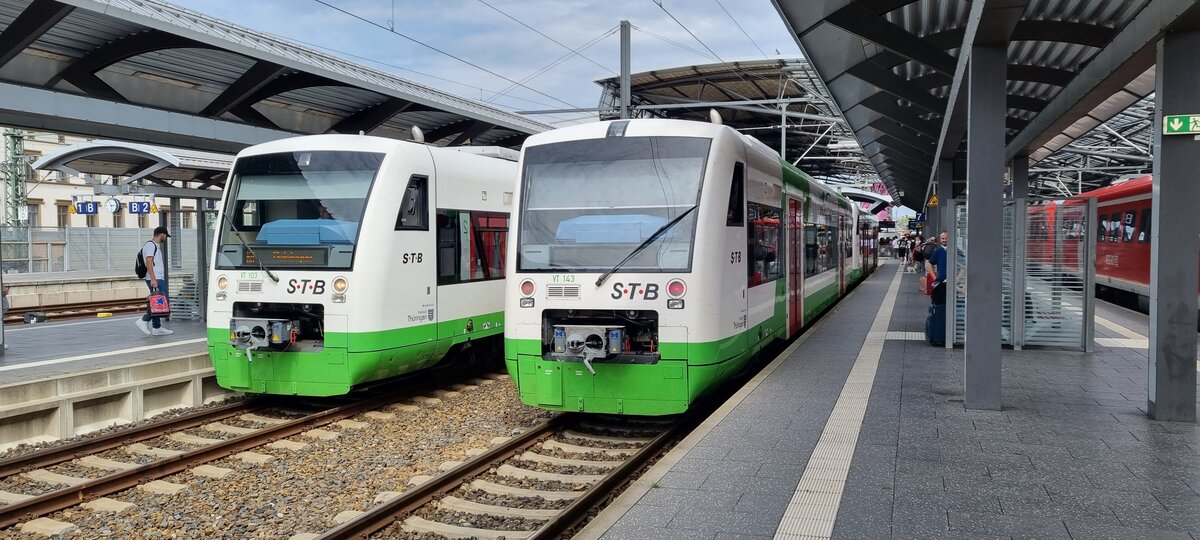 es stehen zur Abfahrt bereit. am 05.08.2022 in Erfurt (Hbf)VT 143 der Süd-Thüringen-Bahn