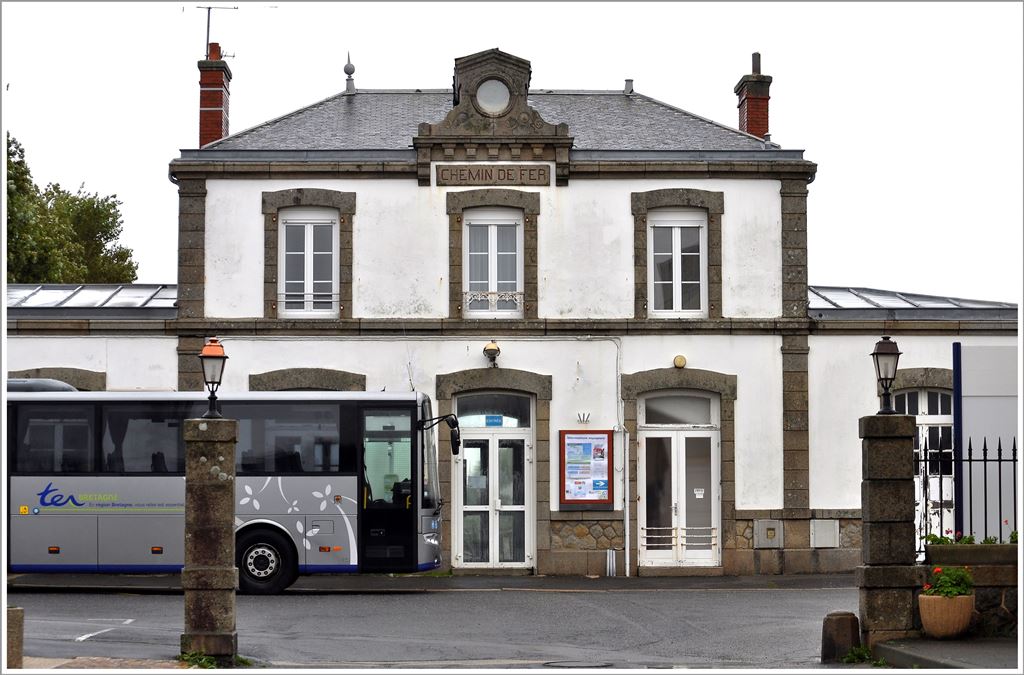 Es steht wohl  Chemin de fer  auf dem Bahnhof von Roskoff, aber meistens fhrt ein Bus. (17.09.2013)