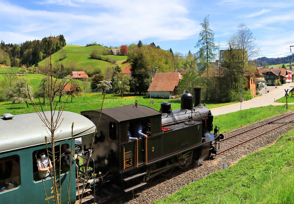 Es ist eine wahre Freude, dass die Stichlinie nach Wasen im Emmental wieder lebt, und zwar mit Zügen des Vereins Historische Eisenbahn Emmental. Hier trifft ein Zug mit der Dampflok Ed 3/4 2 von 1907 (ehemals Solothurn-Moutier Bahn SMB) in Wasen ein. 9.Mai 2021 
