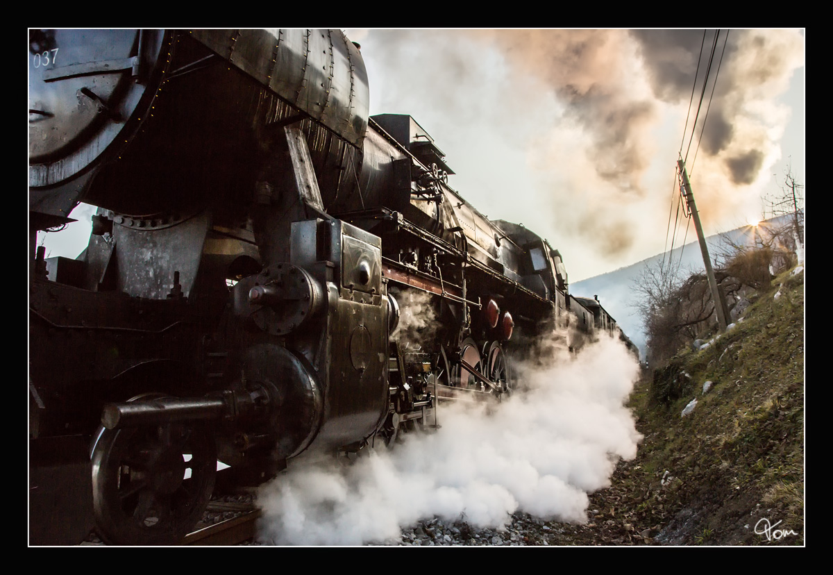 Es war ein Genuss für Augen und Ohren, als die SZ 33-037 im Schritttempo mit dem Weihnachtszug 15022 von Metlinka nach Novo Mesto, in Semic bergwärts fuhr. 
17_12_2016