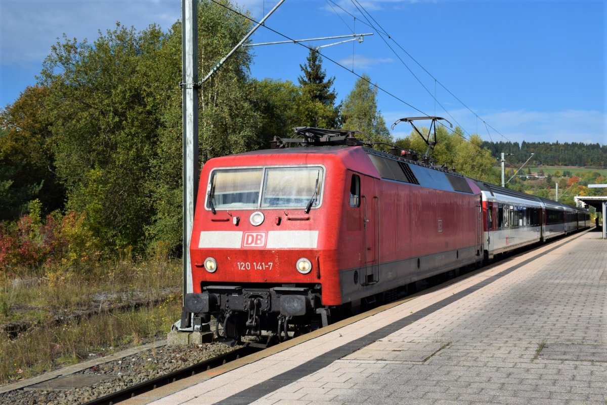 Es war einmal! 120 141 vor dem IC 187 nach Zürich in Tuttlingen am 3. Oktober 2015