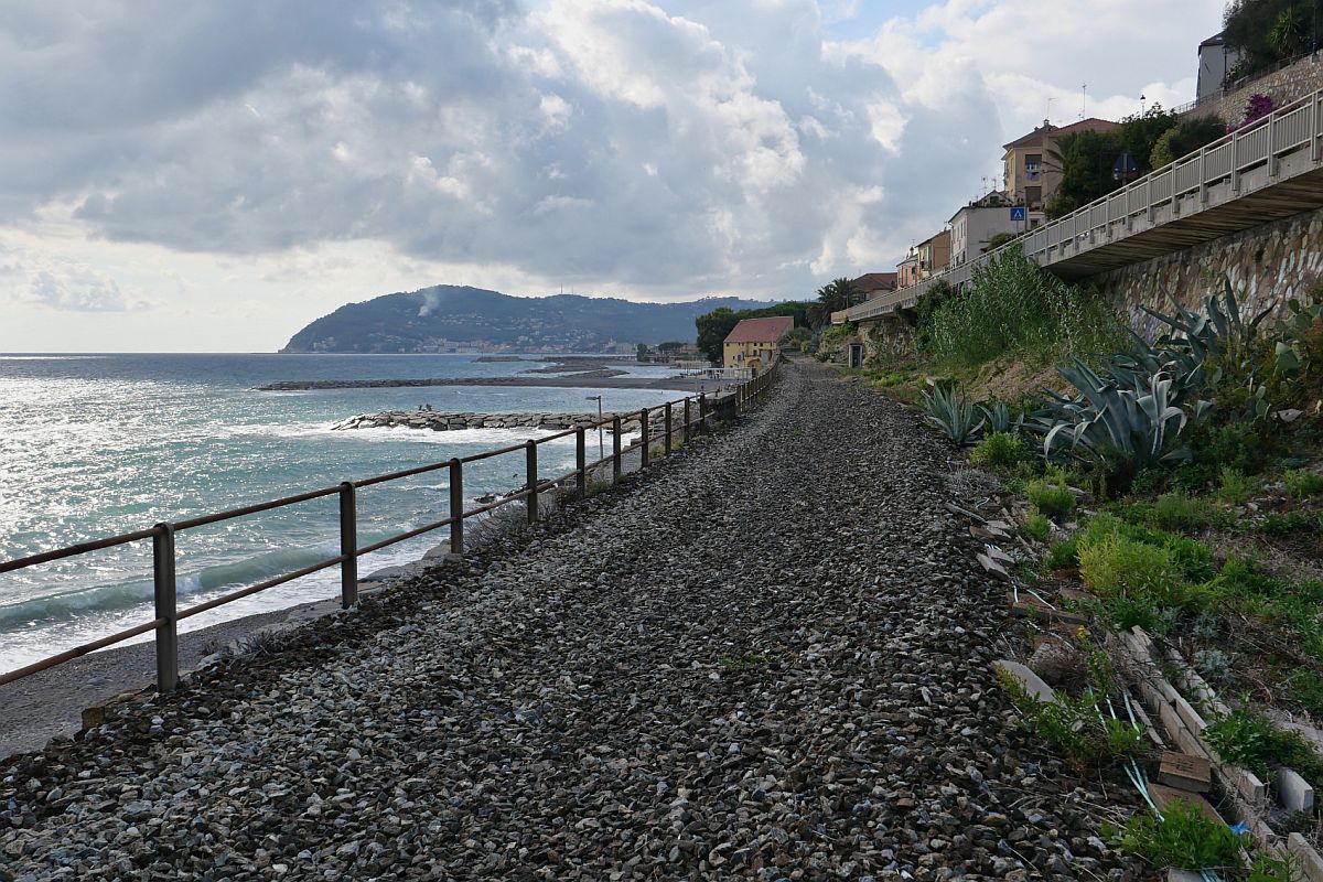 Es war einmal ein Bahnstrecke an der ligurischen Küste (||) - Seit Dezember 2016 verläuft eine neue Doppelspurtrasse zwischen San Lorenzo al Mare und Andora einige Kilometer im Hinterland der Küste über weite Teile in Tunneln. Aufnahme vom 20.10.2021 in Cervo in Blickrichtung Imperia / San Lorenzo al Mare.