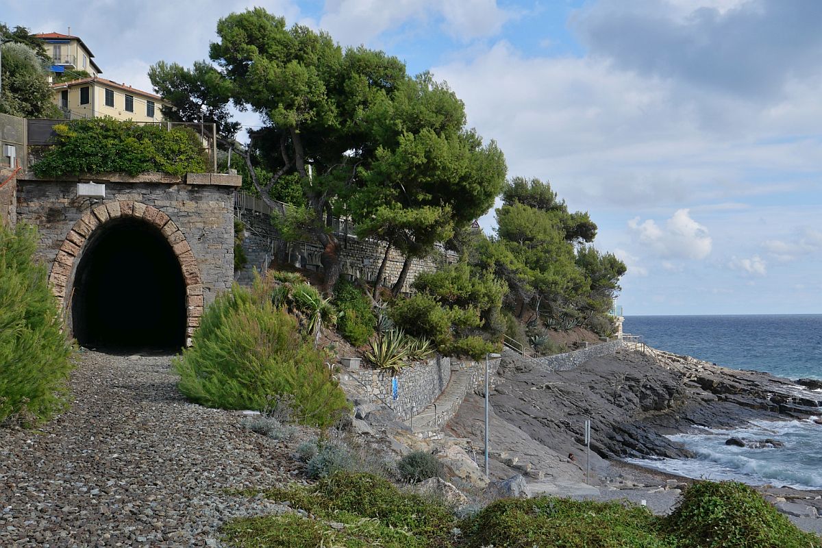 Es war einmal ein Bahnstrecke an der ligurischen Küste (|) - Seit Dezember 2016 verläuft eine neue Doppelspurtrasse zwischen Andora und San Lorenzo al Mare einige Kilometer im Hinterland der Küste über weite Teile in Tunneln. Aufnahme vom 20.10.2021 in Cervo in Blickrichtung Andora.