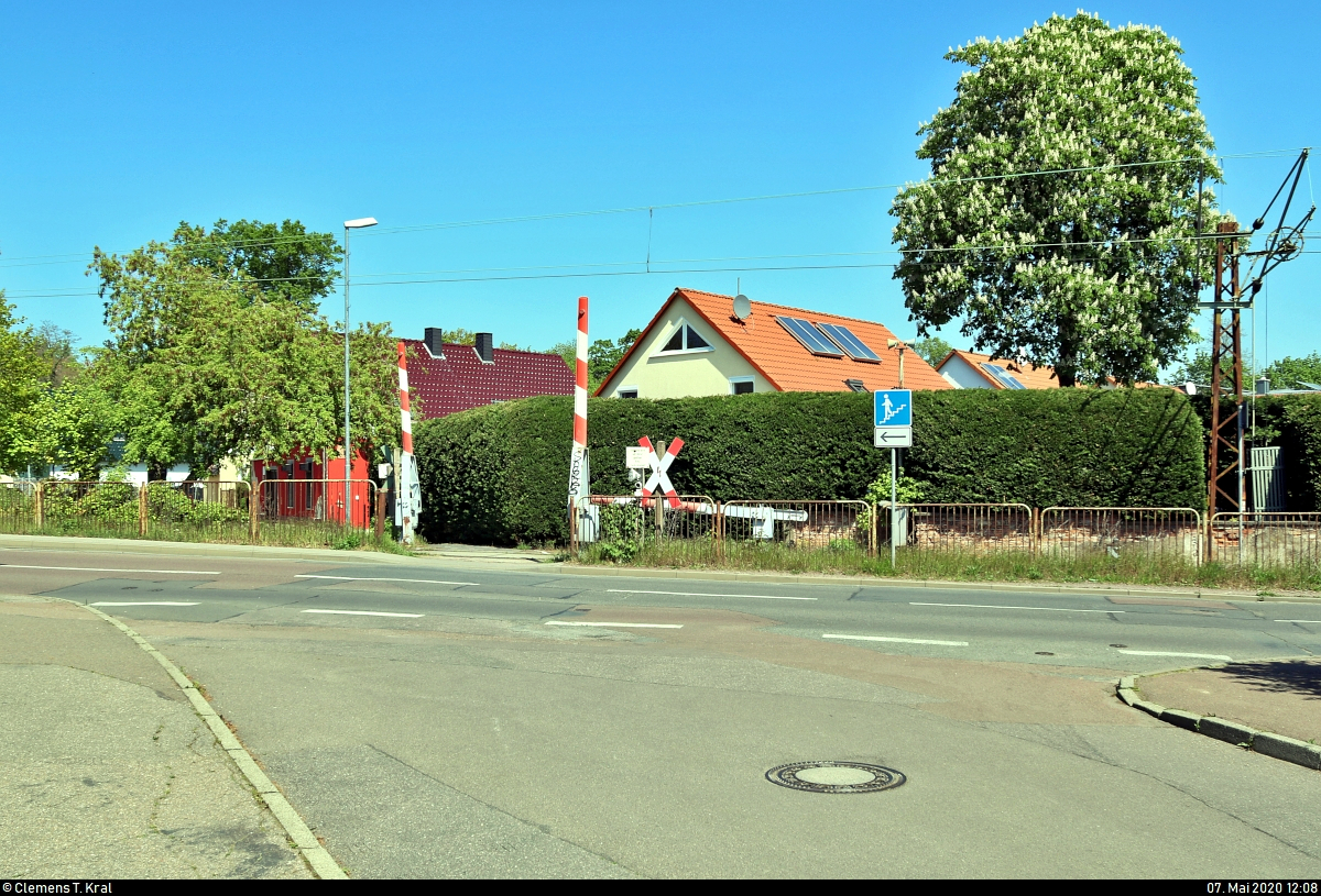 Es war einmal: S-Bahn-Strecke zwischen Halle-Nietleben und -Dölau.

Dieser ehemalige Bahnübergang an der Heidestraße in Halle-Nietleben dient nach wie vor der Querung für Fußgänger und Radfahrer von der Gartenstadt Nietleben zum eigentlichen Stadtteil.
Er befindet sich auf der Bahnstrecke Halle Klaustor–Hettstedt (6800), auch als Halle-Hettstedter Eisenbahn (HHE) bekannt. Bis zum 31.7.2002 fuhr hier noch die heutige S7 von bzw. nach Halle-Trotha.
[7.5.2020 | 13:08 Uhr]