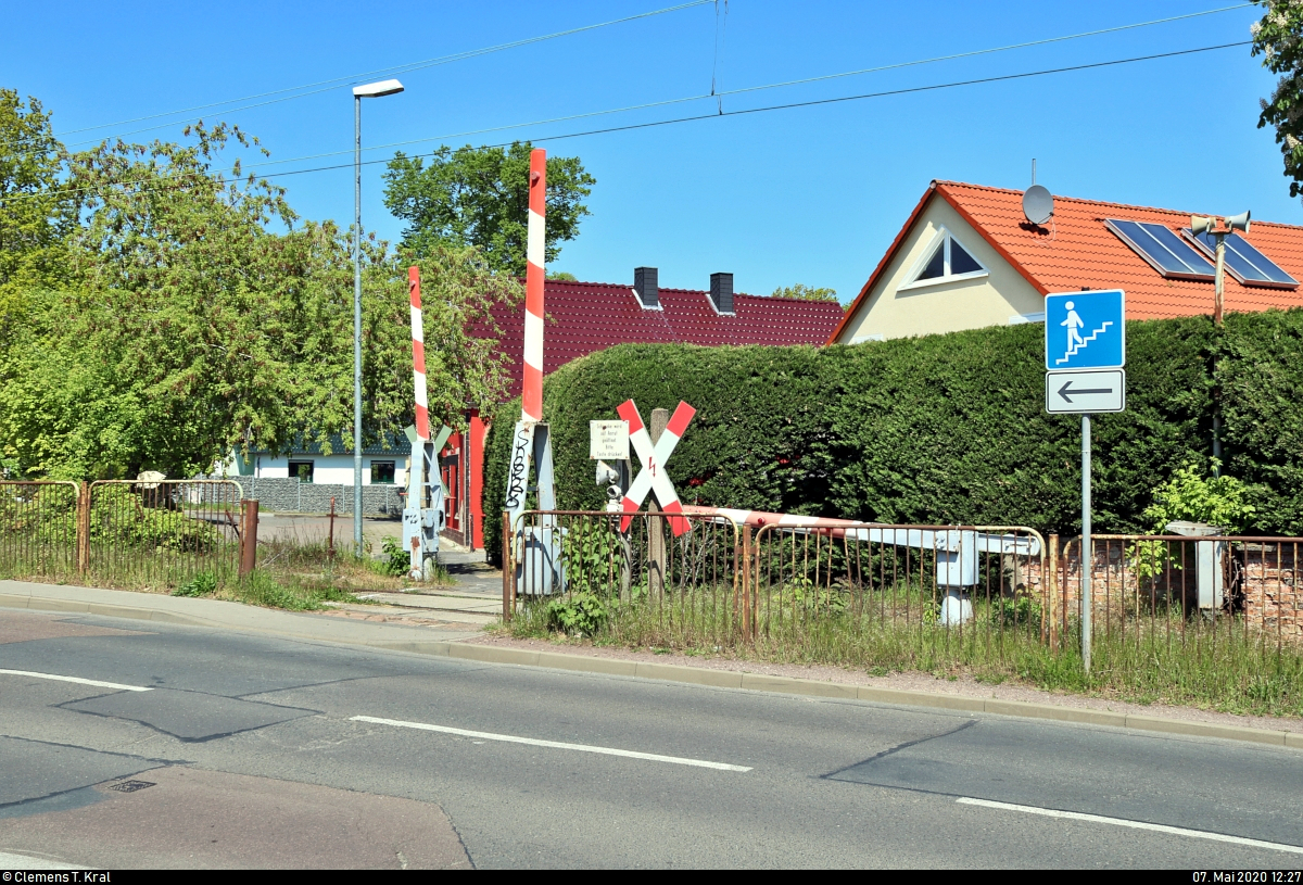 Es war einmal: S-Bahn-Strecke zwischen Halle-Nietleben und -Dölau.

Dieser ehemalige Bahnübergang an der Heidestraße in Halle-Nietleben dient nach wie vor der Querung für Fußgänger und Radfahrer von der Gartenstadt Nietleben zum eigentlichen Stadtteil. Konzipiert als Anrufschranke, musste damals eine Taste zum Öffnen gedrückt werden.
Die Anlage befindet sich auf der Bahnstrecke Halle Klaustor–Hettstedt (6800), auch als Halle-Hettstedter Eisenbahn (HHE) bekannt. Bis zum 31.7.2002 fuhr hier noch die heutige S7 von bzw. nach Halle-Trotha.
[7.5.2020 | 13:27 Uhr]