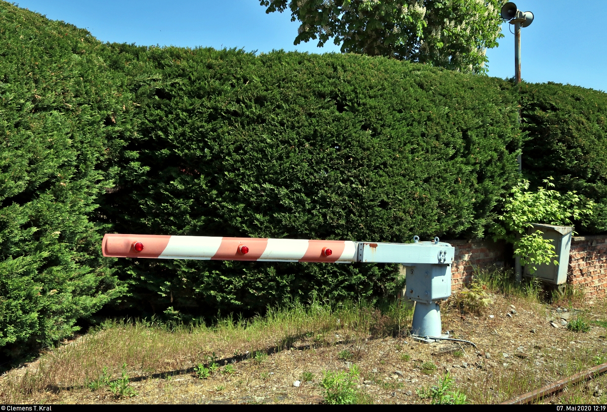 Es war einmal: S-Bahn-Strecke zwischen Halle-Nietleben und -Dölau.

Diese Halbschranke von WSSB gehört zum ehemaligen Bahnübergang an der Heidestraße in Halle-Nietleben. Wahrscheinlich hat sich heutzutage die Wegeführung etwas geändert, stand damals, als es hier noch die Gaststätte  Zur Grünen Tanne  gab, sicherlich noch keine Hecke davor.
Die Anlage befindet sich auf der Bahnstrecke Halle Klaustor–Hettstedt (6800), auch als Halle-Hettstedter Eisenbahn (HHE) bekannt. Bis zum 31.7.2002 fuhr hier noch die heutige S7 von bzw. nach Halle-Trotha.
[7.5.2020 | 13:19 Uhr]