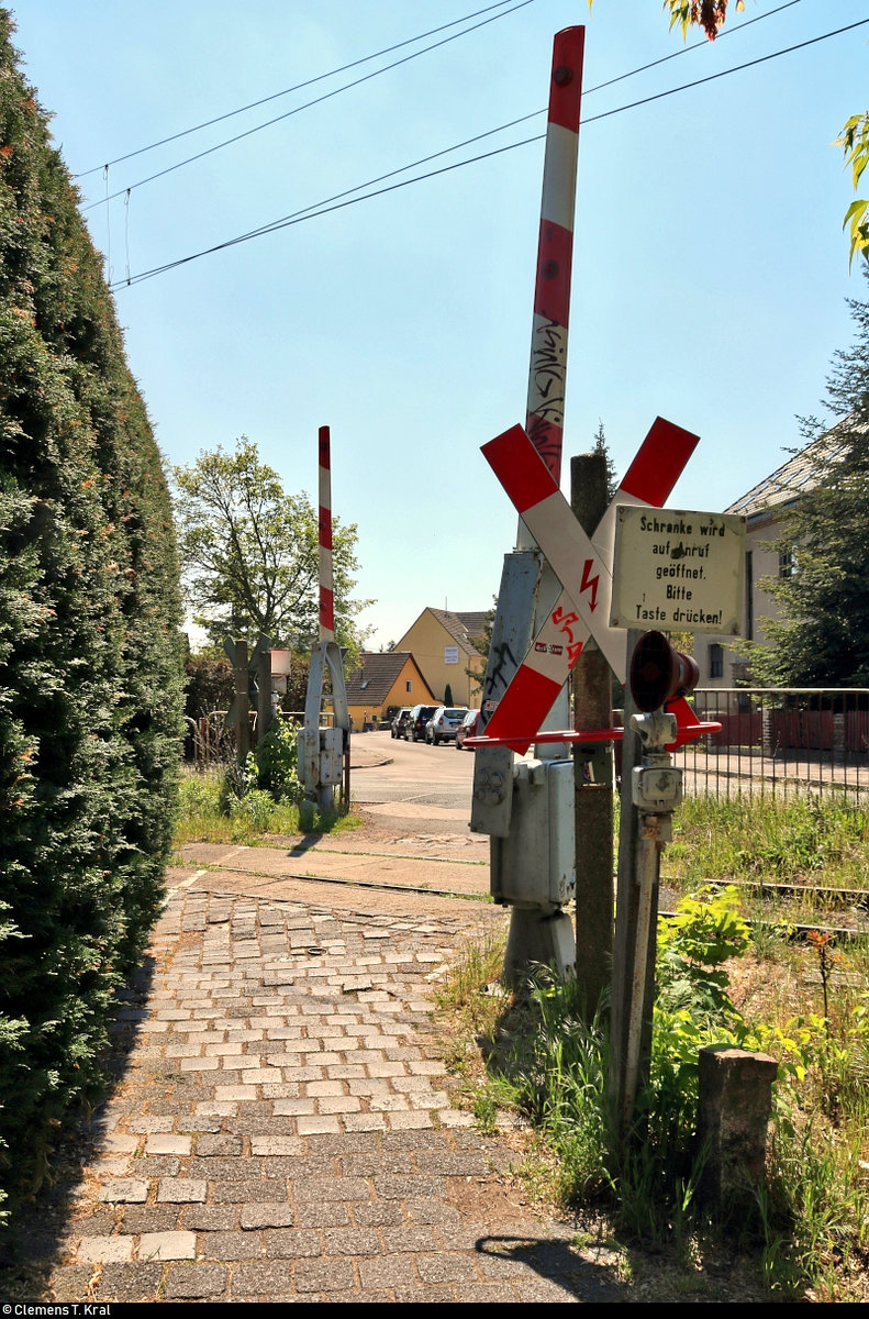 Es war einmal: S-Bahn-Strecke zwischen Halle-Nietleben und -Dölau.

Blick von der Gartenstadt Nietleben auf den ehemaligen Bahnübergang an der Heidestraße, der neben der nur wenige Meter entfernten Eisenbahnüberführung (EÜ) der Querung für Fußgänger und Radfahrer dient. In dessen unmittelbarer Nähe befand sich zu DDR-Zeiten noch die Gaststätte  Zur Grünen Tanne . Konzipiert als Anrufschranke, musste damals eine Taste zum Öffnen gedrückt werden.
Die Anlage befindet sich auf der Bahnstrecke Halle Klaustor–Hettstedt (6800), auch als Halle-Hettstedter Eisenbahn (HHE) bekannt. Bis zum 31.7.2002 fuhr hier noch die heutige S7 von bzw. nach Halle-Trotha.
Aufgenommen im Gegenlicht.
[7.5.2020 | 13:18 Uhr]