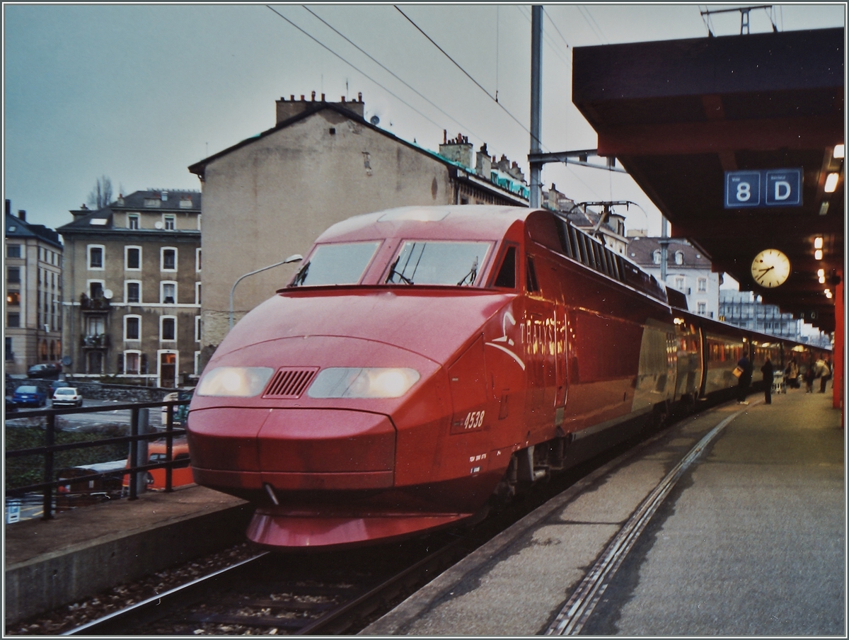 Es war einmal...
Da konnte man direkt mit dem Thalys von Genève bis nach Bruxelles fahren. Hier wartet der Thalys 4538 am 13. Jan. 2002 in Genève auf die Abfahrt.
 