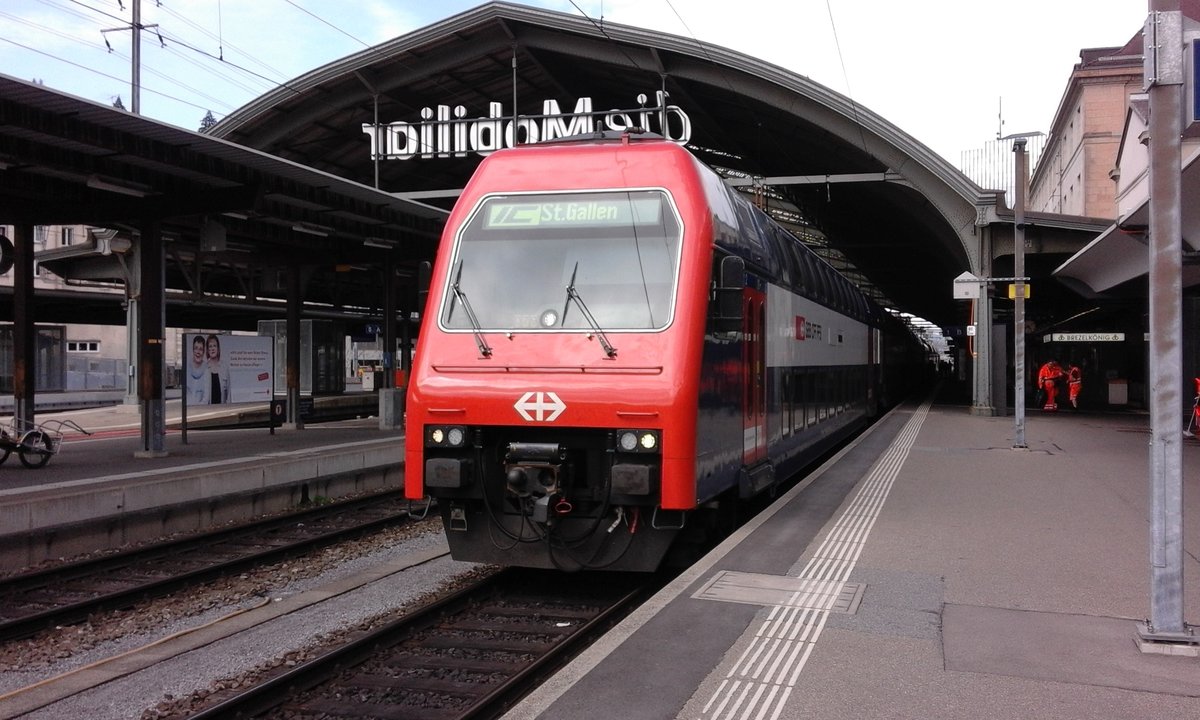 Es war für mich sehr überraschend, als der Intercity 1 von Zürich HB nach St. Gallen statt mit dem Dosto 2000 wie üblich durch zwei S-Bahn Kompositionen mit Re 450 gebildet wurden. Hier macht sich deise Ersatzkomposition mit den Re 450 088  Wangen SZ  und Re 450 079  Jestetten  bereit, um ins Abstellgleisfeld von St. Gallen zu fahren. Führend ist hier der Steuerwagen Bt, dessen Bezeichnung mir unbekannt blieb.

St. Gallen HB, 19.05.2019
