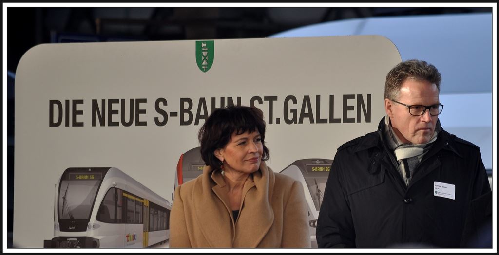 Es war kalt bei der Eröffnung der beiden neuen Geleise 6 und 7 im Bahnhof St.Gallen anlässlich der neuen S-Bahn St.Gallen. Gespannt lauschen die Verkehrsministerin Doris Leuthard und der CEO SBB Andreas Meyer den Worten der einheimischen Radiomoderatorin Mona Vetsch. (09.12.2013)