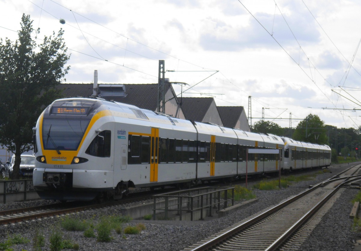 Es waren einmal zwei Eurobahn-FLIRT mit RRX-Outfit: ET 6.03 und 6.04. Nach der RRX-Vergabe an die Konkurrenz sind sie nun  entklebt . Im Bild: ET 6.03 vor ET 7.10 als RE 13 Venlo - Hamm bei der Durchfahrt durch Kleinenbroich, 25.8.15.