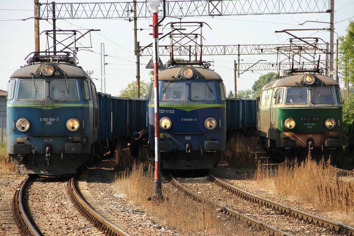 Es warten auf die Weiterfahrt die 3 150 596-7 links, Mitte ET22-1163, ganz rechts die ET22-909 in Deblin Polen, am 8.9.16.