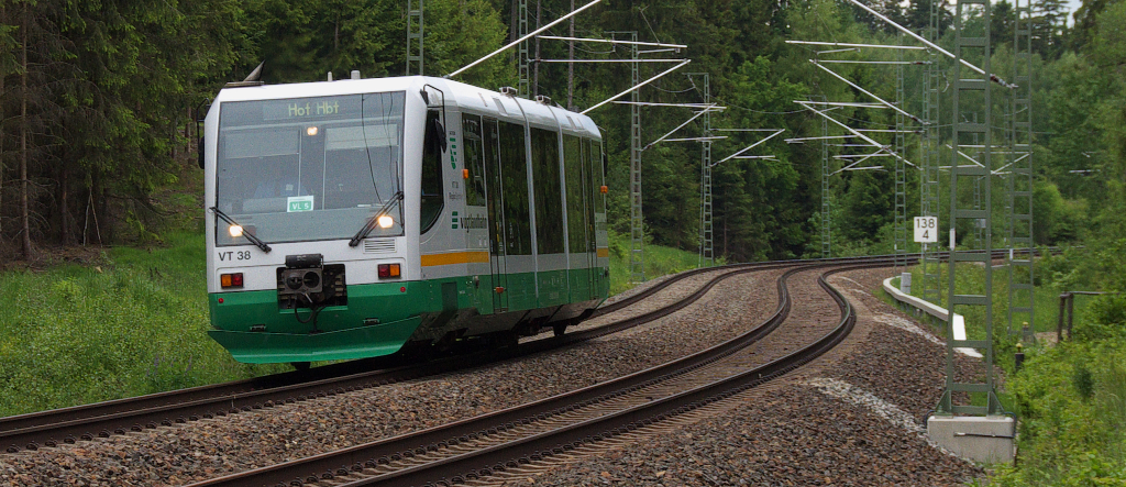 Es werden weniger. Seit 1998 sind die Regio Sprinter der Vogtlandbahn auf den Gleisen unterwegs. Zuerst wurden sie durch Desiro Triebwagen und später durch Regio Shuttle verdrängt. VT 38 der Vogtlandbahn ist zwischen Falkenstein und Hof bei Reuth unterwegs. 23.05.2014 - Bahnstrecke 6362 Leipzig - Hof.