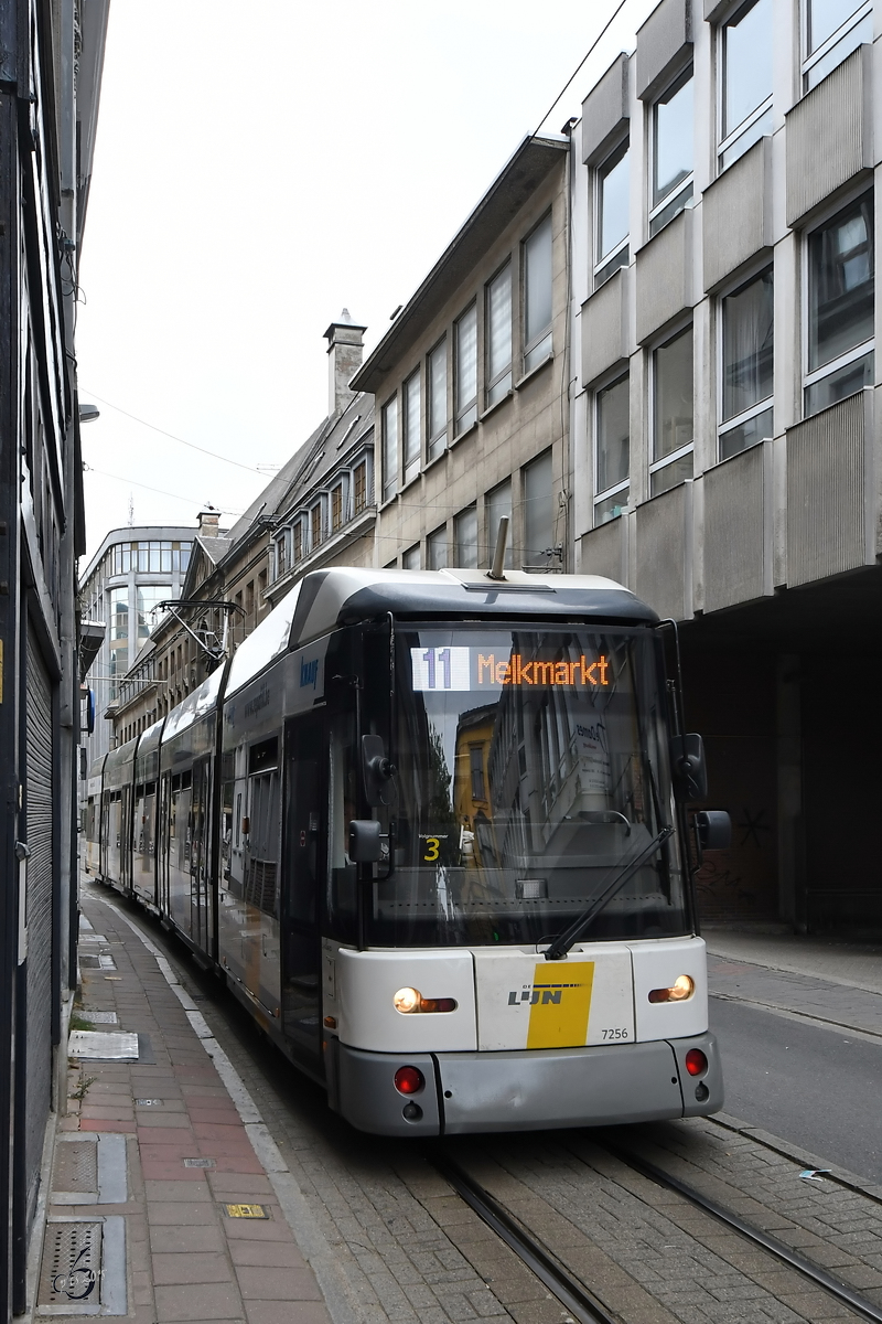 Es wird eng... wenn die Straßenbahn durch die schmalen Gassen in Antwerpen fährt. (Juli 2018)