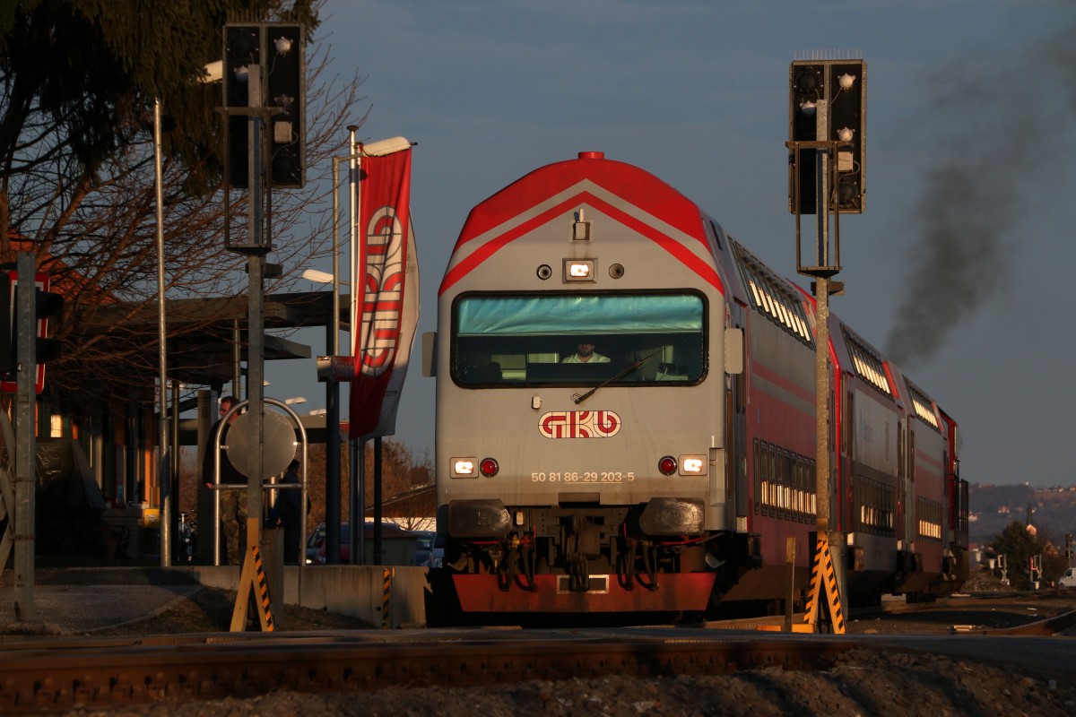Es wird Frühling,..
In den letzten Sonnenminuten schiebt sich R8567 aus dem Bahnhof Frauental Bad Gams hinaus. 1.03.2016