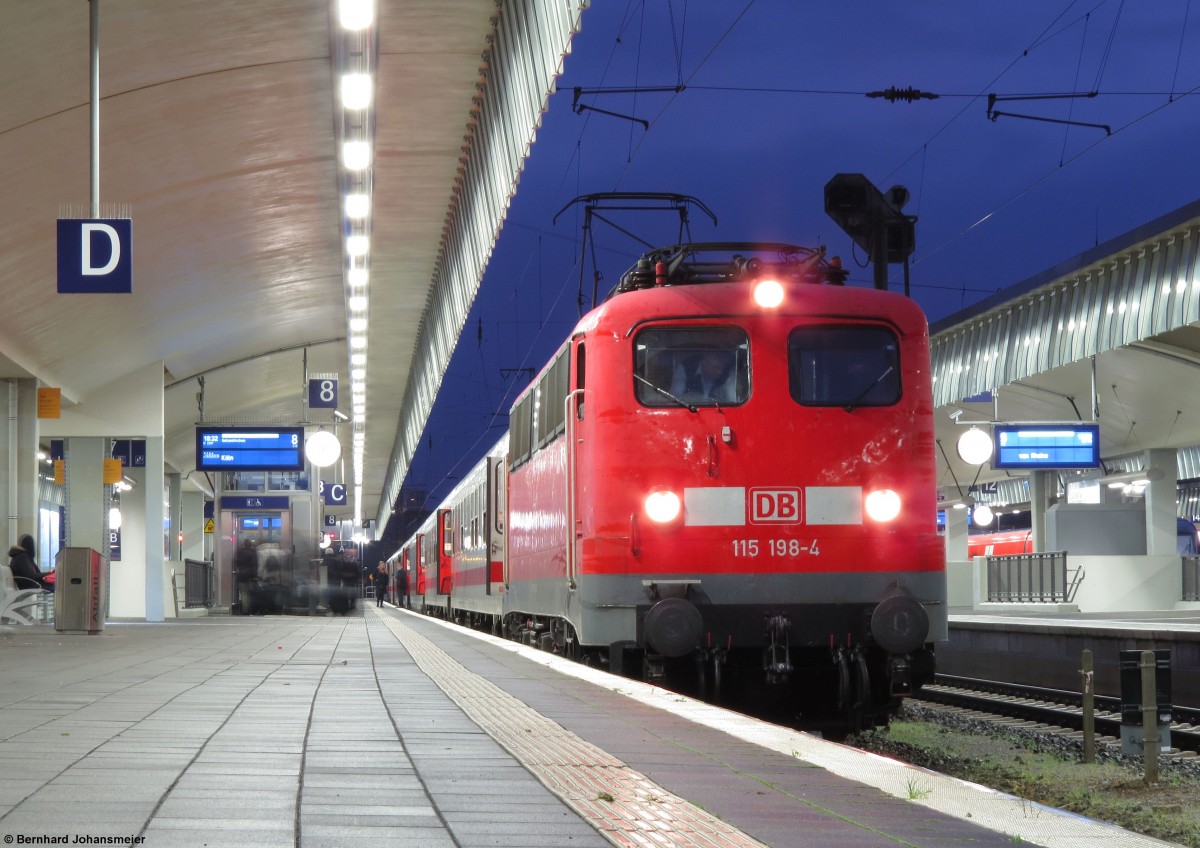 Es wird langsam kalt, die Witterung und mehrere Störungen im Ruhrgebiet machen der Bahn zu schaffen und so kommt mal wieder eine 110er als Ersatz für die BR 101 an den IC von Emden nach Köln. Zur blauen Stunde legt 115 198-4 mit dem IC 2207 einen Untwegshalt im Münsteraner Hbf ein. Oktober 2015 
