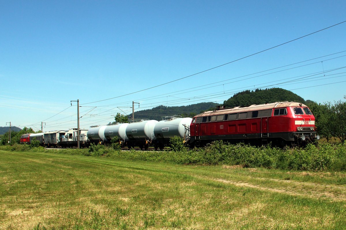 Es wird im Schwarzwald gespritzt, Bauz 91748 mit Zuglok 218 484-4 und Schublok 218 191 der MEZ auf dem Weg nach St. Georgen bei der Durchfahrt im Stöckener Rückhaldebecken (18.05.2020)
