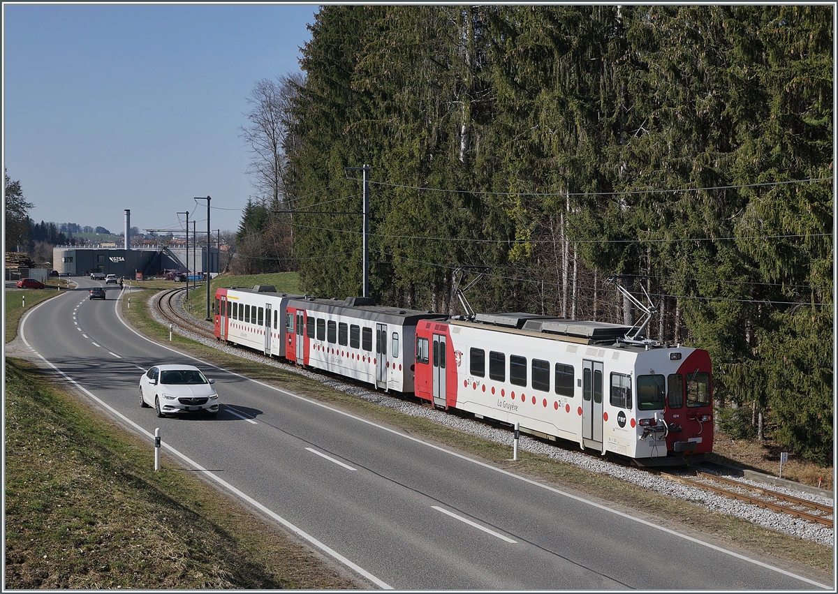 Es wird Umgespurt: die TPF Meterspur Strecke Bulle - Broc Fabrique wird nach Ostern auf Normalspur umgebaut, folglich sind dann hier keine Meterspur -Züge mehr zu sehen. Im Bild der TPF Regionalzug S60 14965 mit dem ABt 223, dem Bt 224 und dem schiebenden Be 4/4 124 zwischen Broc und La Tour-de-Trême auf der Fahrt von Broc Fabrique nach Bulle.

2. März 2021