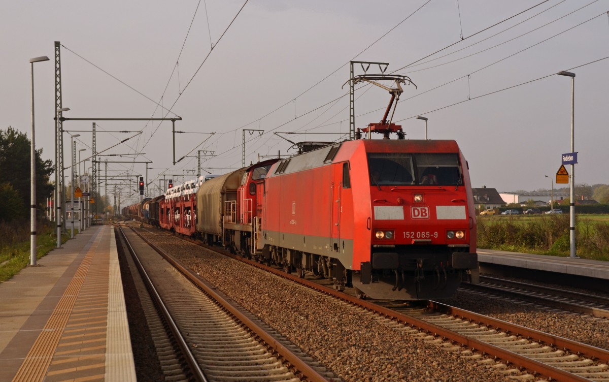 Es wird zurückgeschossen! 152 065 zog am 31.10.14 neben einem gemischten Güterzug auch 296 052 durch Rodleben Richtung Wittenberg. Bei der Durchfahrt gerieten die anwesenden Fotografen selbst in den Fokus.