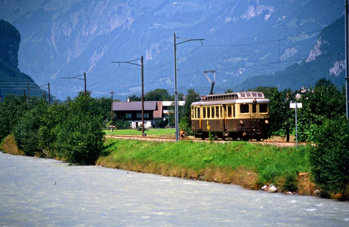 Es wirkt heroisch, wenn sich ET 301 der Berner Oberland-Bahn hier am 20.08.1984 zeigt. 