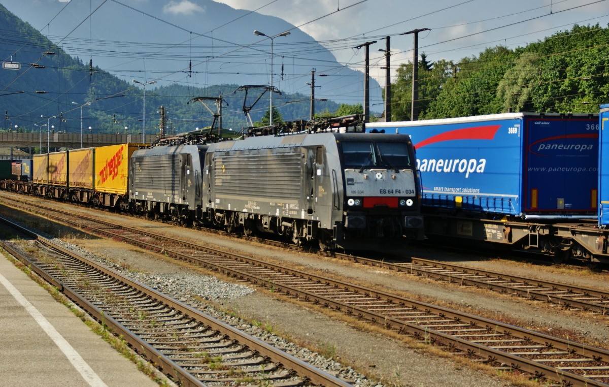 ES64 F4-034(189-934) u. ES64 F4-098(198-998) fahren mit einen Aufliegerzug am 26.06.14 in Kufstein ein,hier findet dann der Lokwechsel statt.