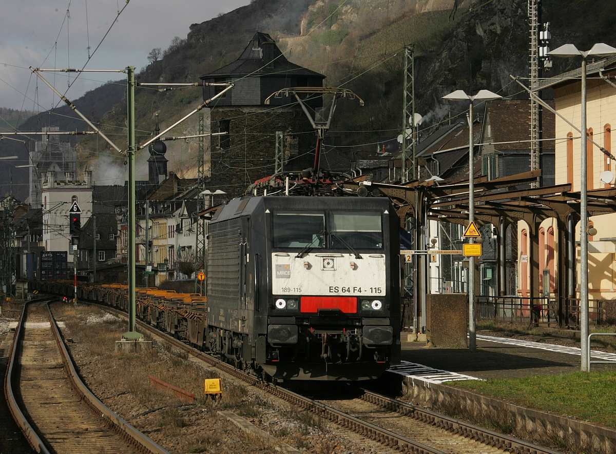 ES64 F4 115 mit sehr spärlich ausgelastetem Containerzug bei der Durchfahrt in Kaub . Aufgenommen vom Bahnsteig 3 am 26.02.2022