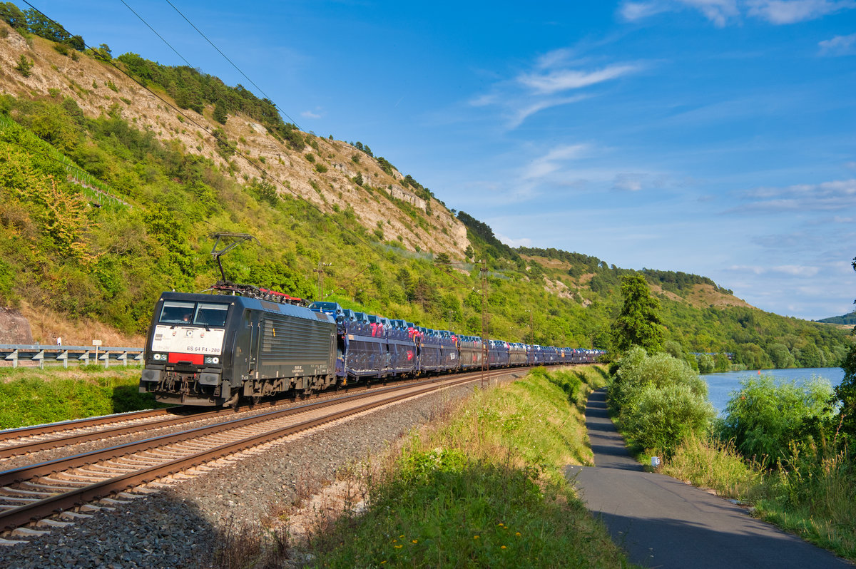 ES64 F4-280 mit einem Autotransportzug bei Gambach Richtung Gemünden, 01.08.2019