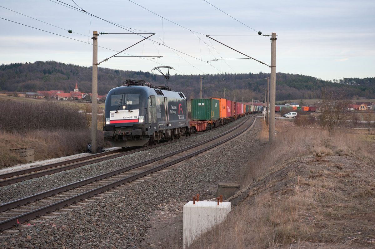 ES64 U2-012 von MRCE/TXL mit einem Containerzug bei Mitteldachstetten Richtung Würzburg, 23.02.2019