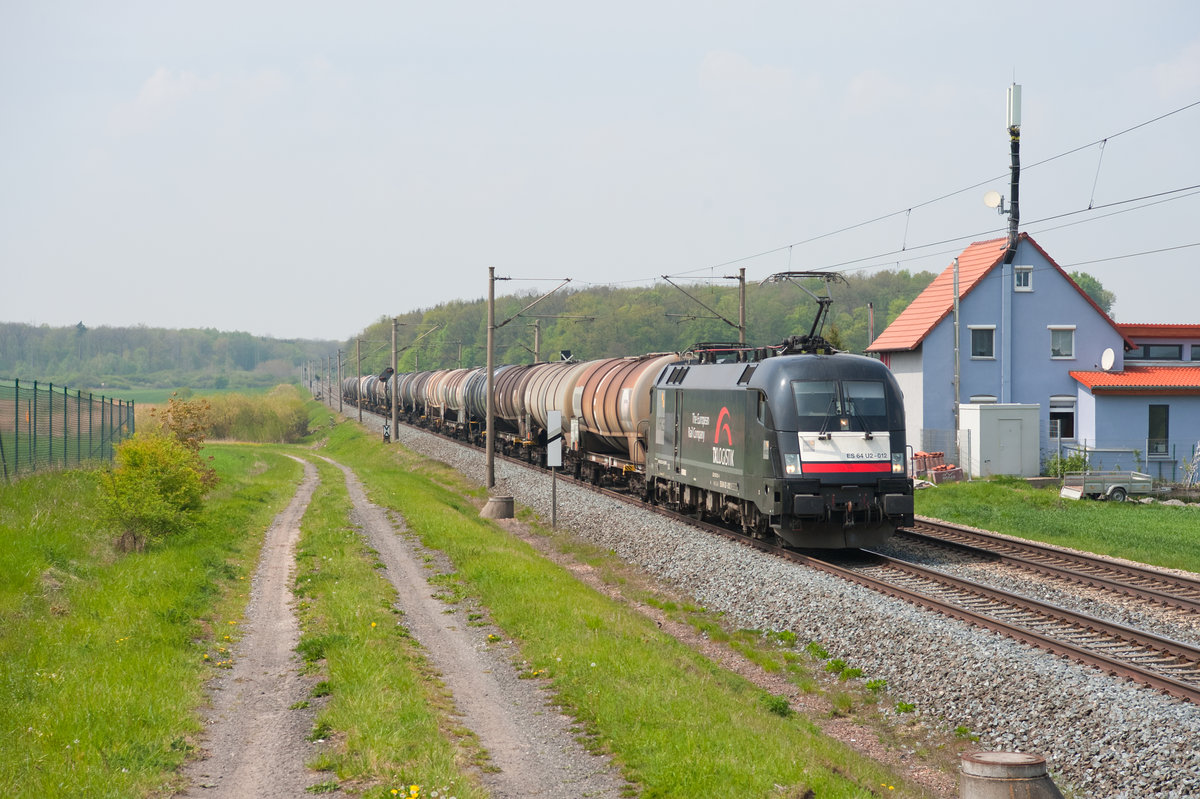 ES64 U2-012 von TX Logistik mit einem Kesselwagenzug bei Markt Bibart Richtung Nürnberg, 02.05.2019