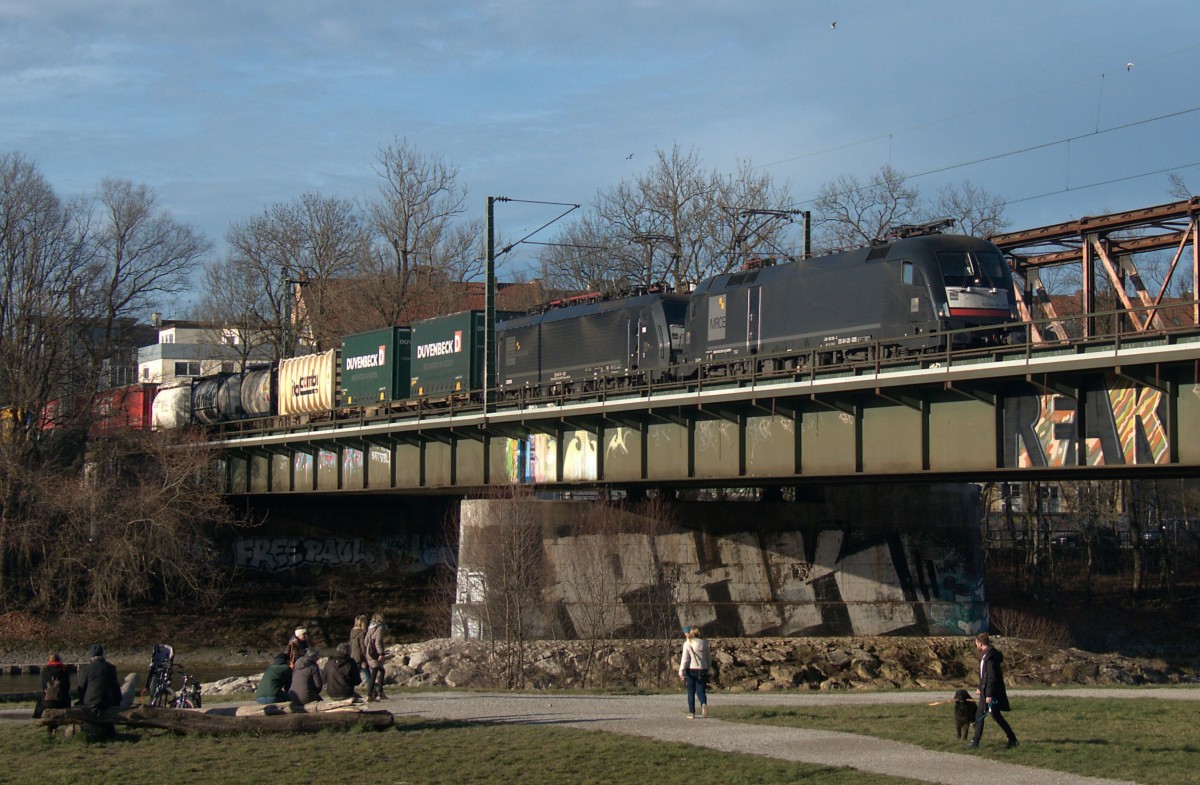 ES64 U2-035 & F4-035 (182 535 & 189 935) am 12.12.15 auf der Braunauer Brücke in München