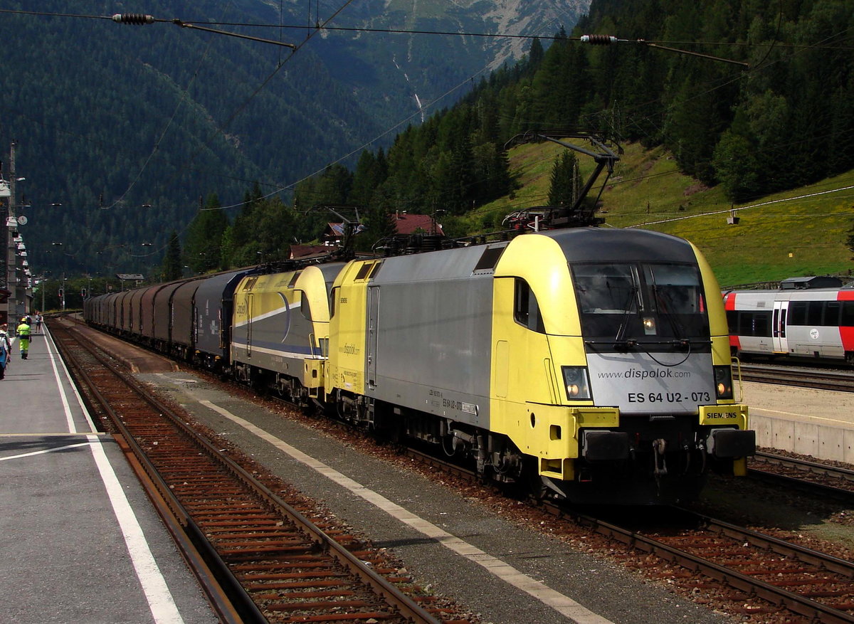 ES64 U2 073 und 040 (es war dann bei EVU CargoServ, heute ist als ES 64 U2 072 gehört) mit einem Güterzug von Linz in Richtung Villach bei der Durchfahrt in Mallnitz-Obervellach. 
27.07.2008.