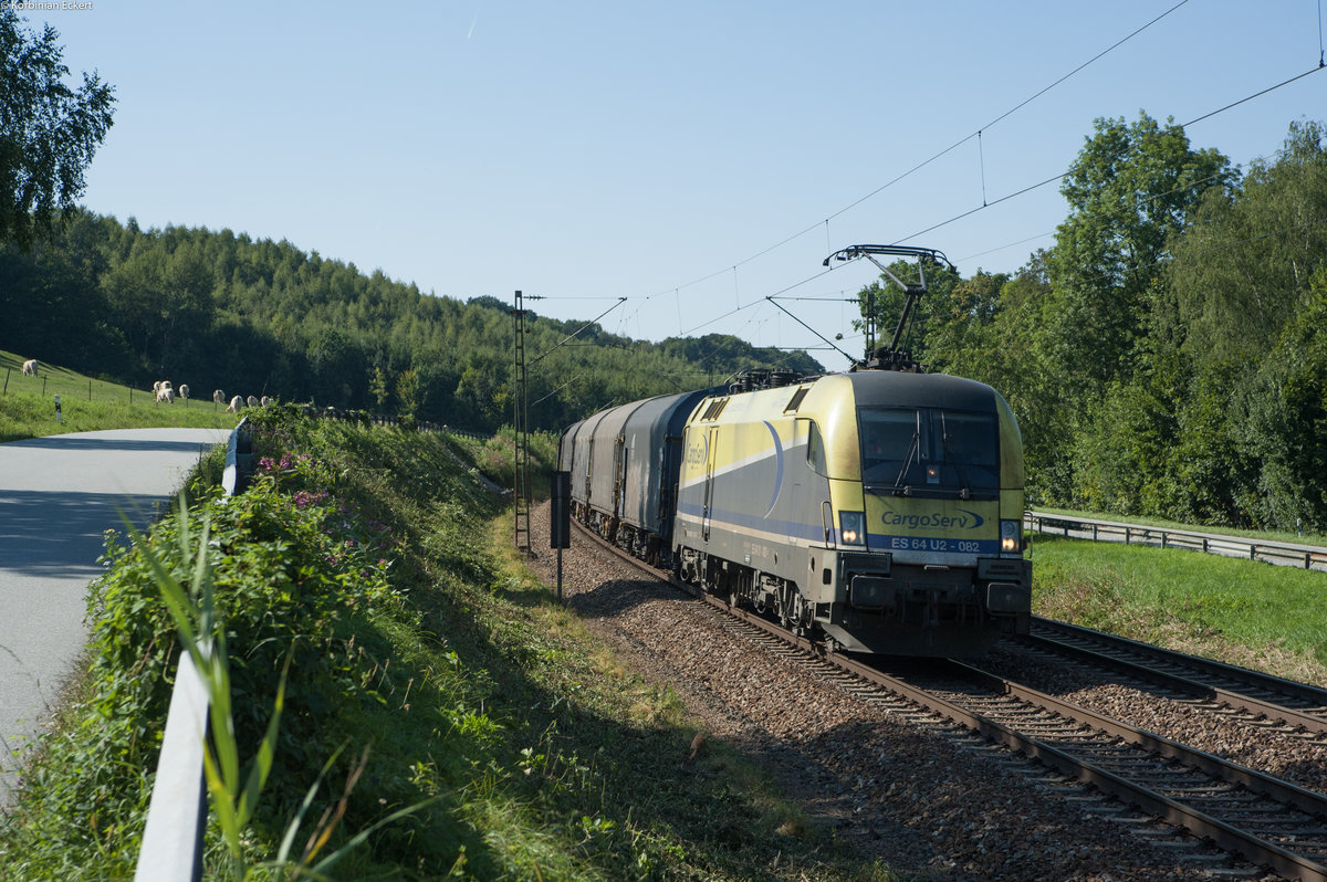ES64 U2-082 mit einem Stahlzug bei Hausbach Richtung Passau, 29.08.2017