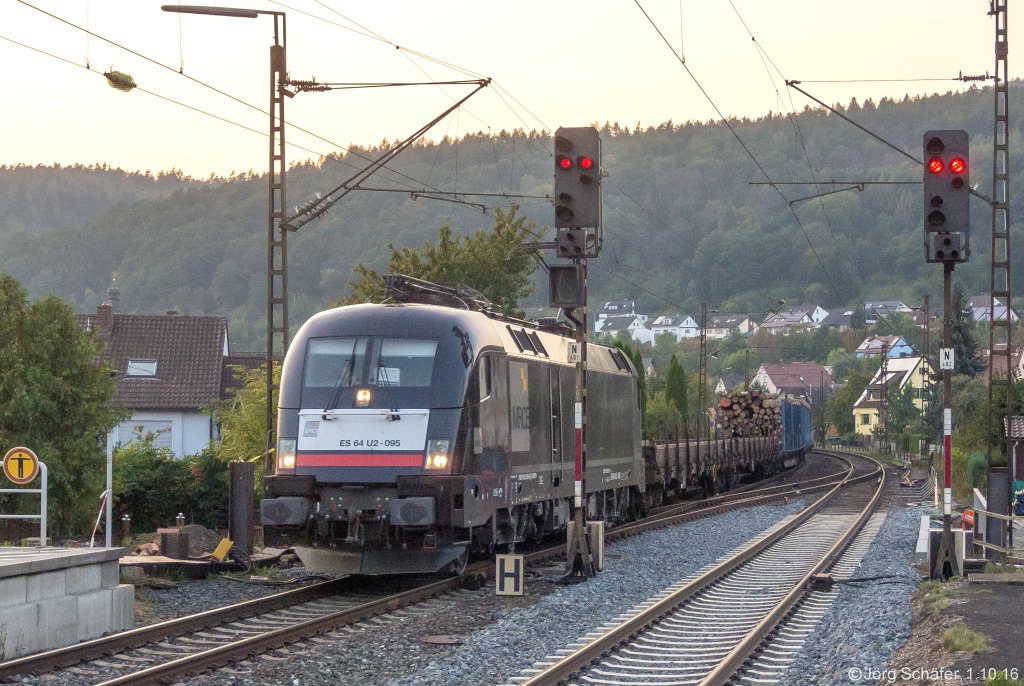 ES64 U2–095 erreichte am 1.10.16 mit einem Güterzug nach Würzburg den Bahnhof Langenprozelten. Bemerkenswert sind die Weichen und Signale unmittelbar nach den Bahnsteigen.