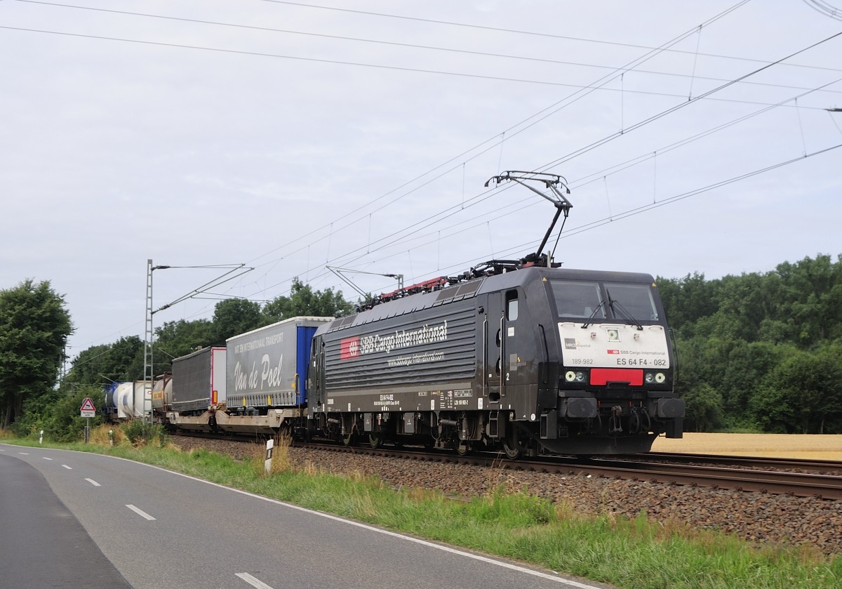 ES64F4 / 189 982 ist für SBB Cargo Internation unterwegs, hier bei Süggerath am 22.7.2015 auf KBS 485, Km 29,0 aus Richtung Aachen 