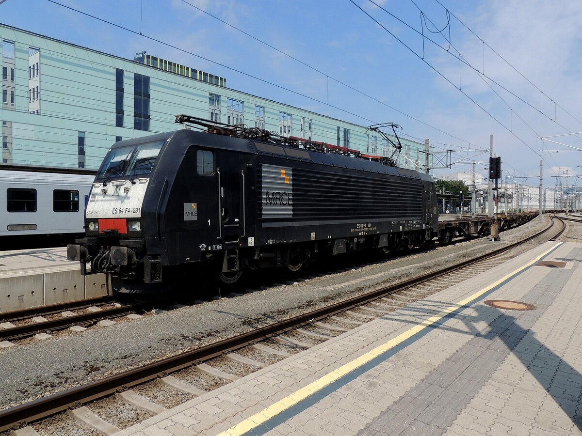 ES64F4-281_(E189-281)MRCE, braust mit einem Flachwagenleerzug durch Linz-Hbf in Richtung Wels; 220721
