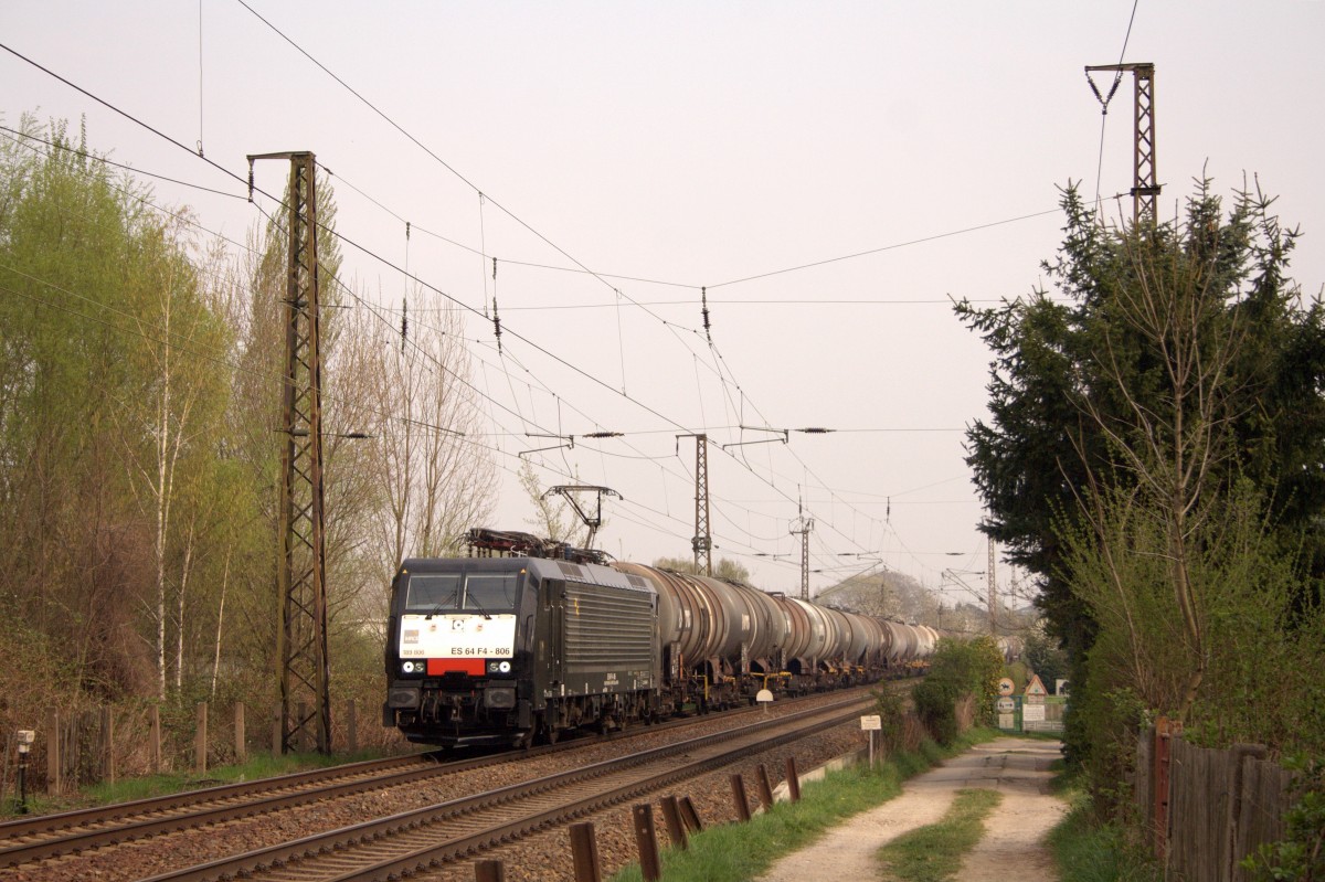 ES64F4-806 ist am 04.04.2014 mit einem Kesselwagenzug in Cossebaude unterwegs