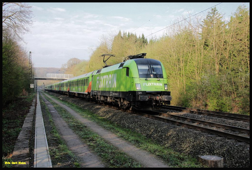 ES64U2-005 ist die Standard Lok für den Flix Train zwischen Köln und Hamburg. Am 16.04.2018 hatte sie um 9.05 Uhr gerade den Lengericher Tunnel verlassen und strebte dem nächsten Halt in Osnabrück zu.