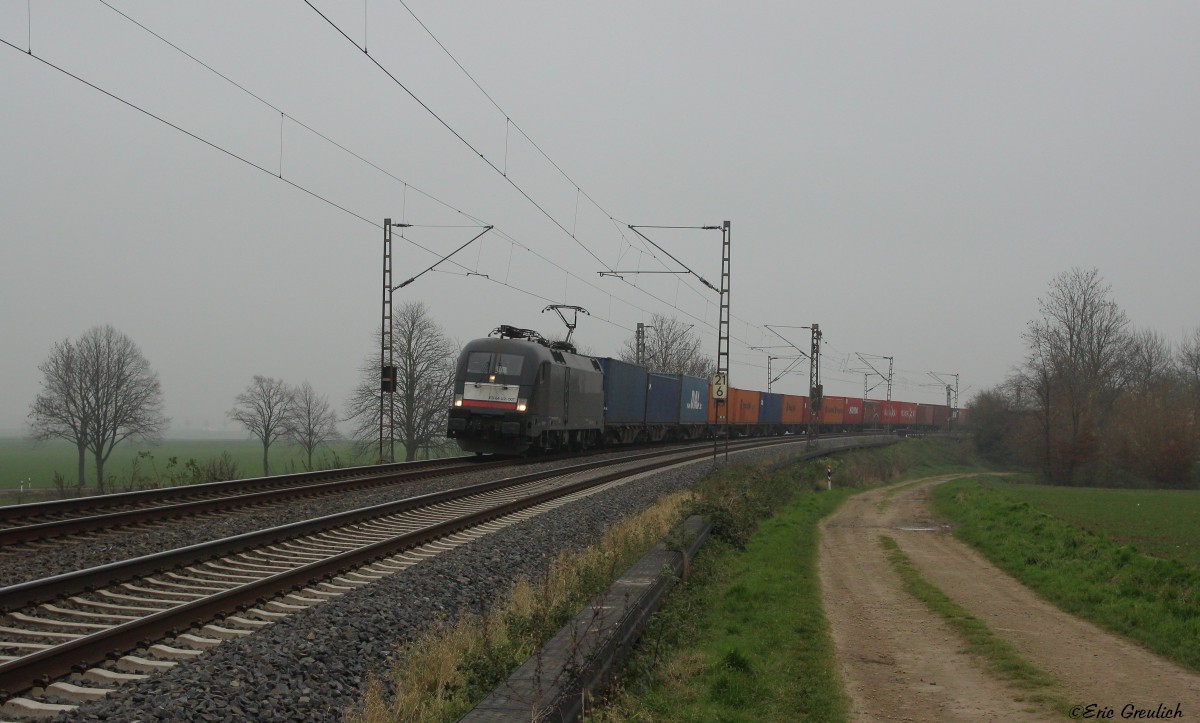 ES64U2 007 mit einem Containerzug am 29.11.14. bei Lüdersen.