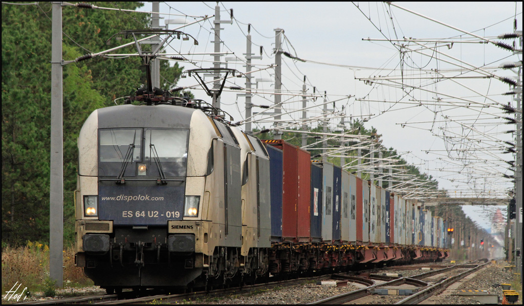 ES64U2-019+035 am 15.09.13 mit dem TEC 43623 (Bratislava-Petrzalka-Spielfeld-Stra) in der Hst. St.Egyden Richtung Neunkirchen/N.