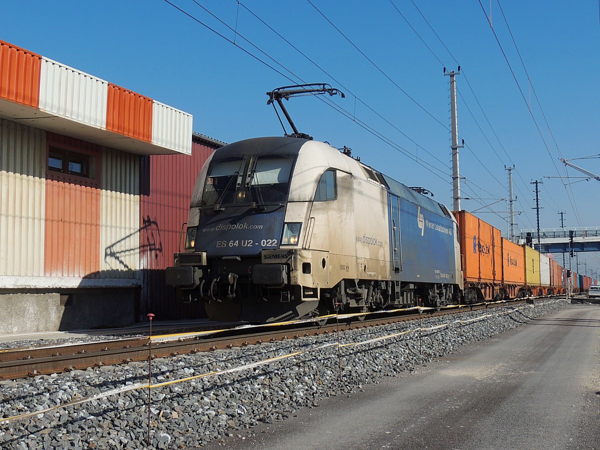 ES64U2-022 der WLB zieht bei Amstetten einen Containerzug Richtung Linz; 140225