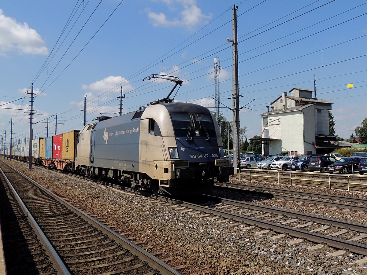 ES64U2-024 der WLB_Cargo zieht einen Containerzug durch Marchtrenk in Richtung Linz; 130821