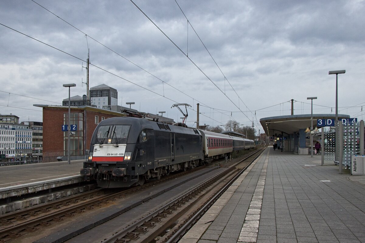 ES64U2-026 der MRCE mit einem Ersatzzug auf der Linie RE 11 bei der Ausfahrt in Bochum Hbf (19.02.2022)