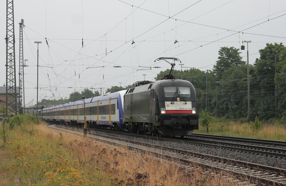 ES64U2-034 ist mit dem sehr langen HKX 1802 mit gut einer Stunde Verspätung am 29.06.2014 hier bei der Durchfahrt in Hasbergen nach Köln unterwegs.