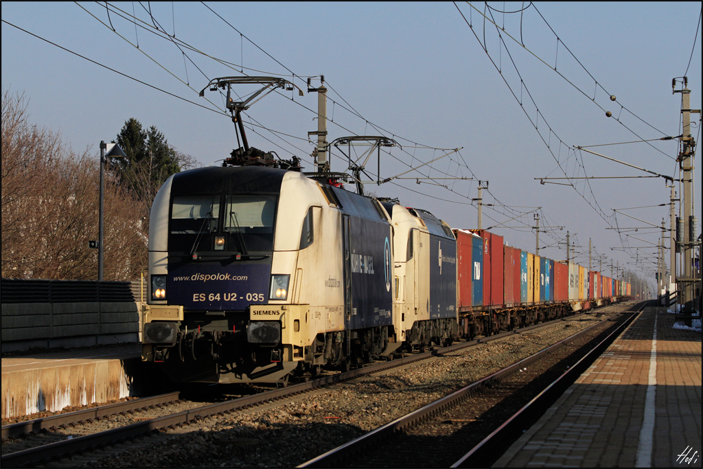 ES64U2-035 und 1216.950 durchfahren am 07.02.15 mit dem TEC 43623 die Hst. Trautmannsdorf an der Leitha.
