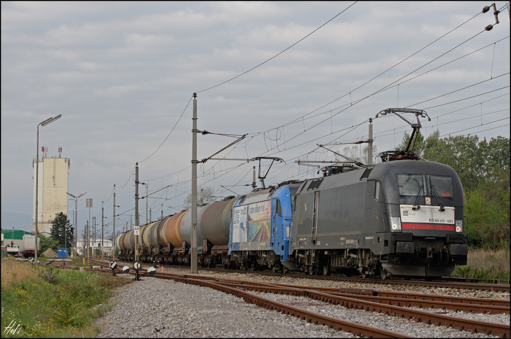 ES64U2-061 und 1216.910 bringen am 30.09.15 einen Kesselzug durch die Hst. Wr.Neustadt Civitas Nova in Richtung Ebenfurth.