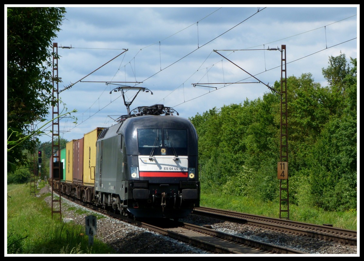 ES64U2 - 062 durchfährt am 24.5.14 das Maintal.
Festgehalten bei Thüngersheim.