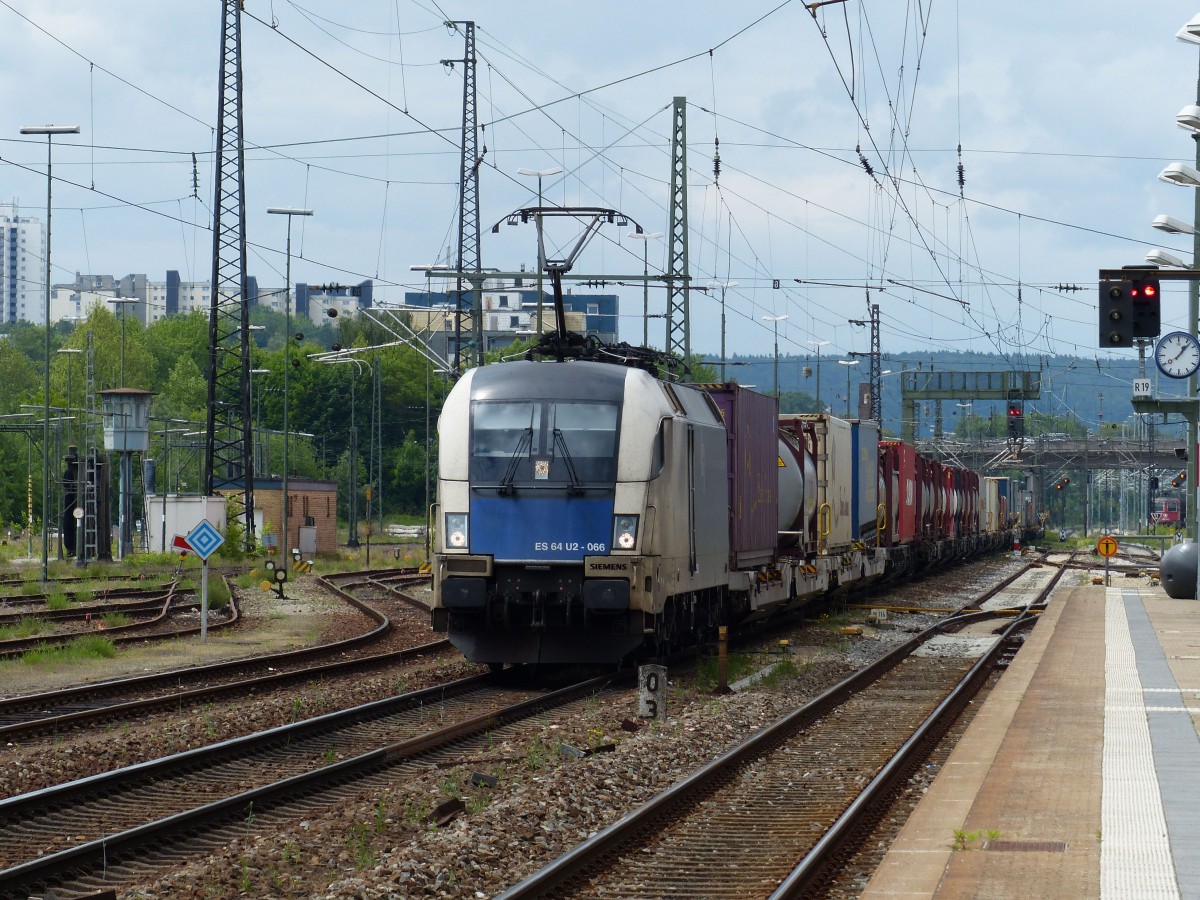 ES64U2 066 der Wiener Lokalbahn zieht am 15.05.2014 einen gemischten Güterzug durch den Regensburger Hauptbahnhof.