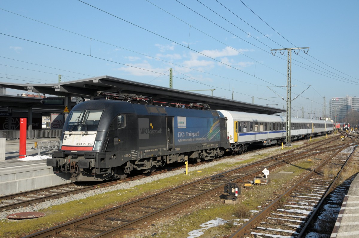 ES64U2-067 am 01.02.14 mit einer Ersatz-Ersatzgarnitur in München Ost